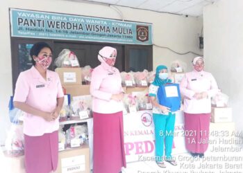 Yayasan Kemala Bhayangkari Kunjungi Panti Werdha Wisma Mulia